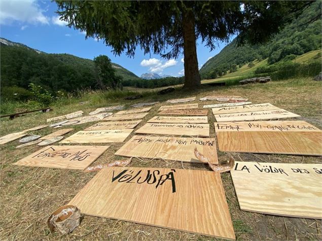Surprenant Festival : parcours poétique nocturne en forêt - Au creux des arbres - Méribel Tourisme