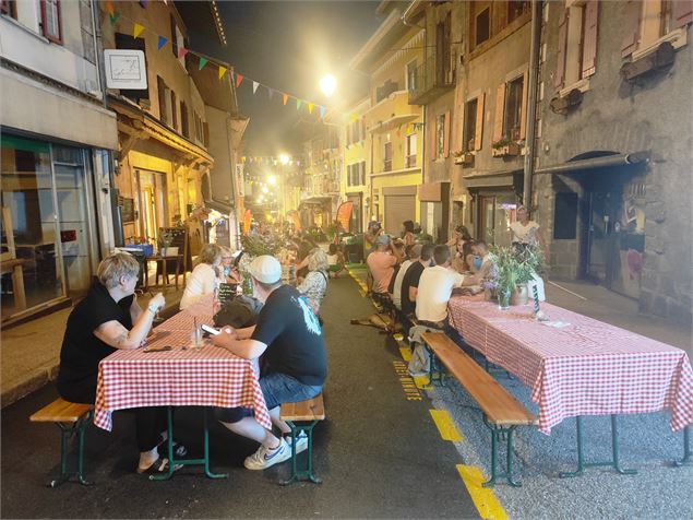 Repas en terrasse le soir - OT Flumet/St Nicolas