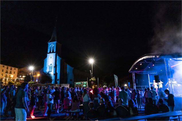 Bal du 14 Juillet place de l'église à Châtel - Val Média