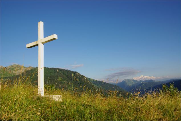 La croix de la Chaux et le Mont-Blanc - Yvan Tisseyre / OT Vallée d'Aulps