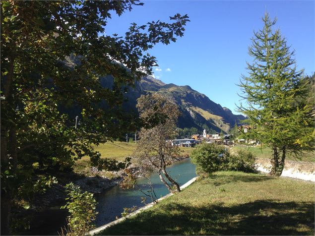 Tignes-Les Brévières : vue générale du village depuis la centrale hydroélectrique - DD-FACIM