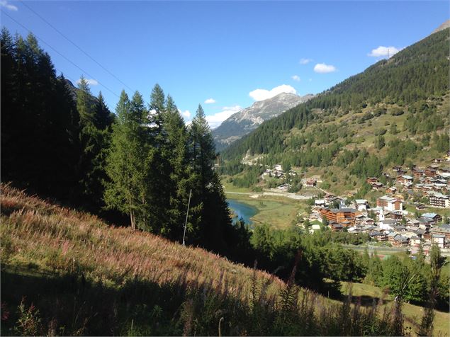 Tignes-Les Brévières : vue générale du village depuis la route des Boisses - DD-FACIM