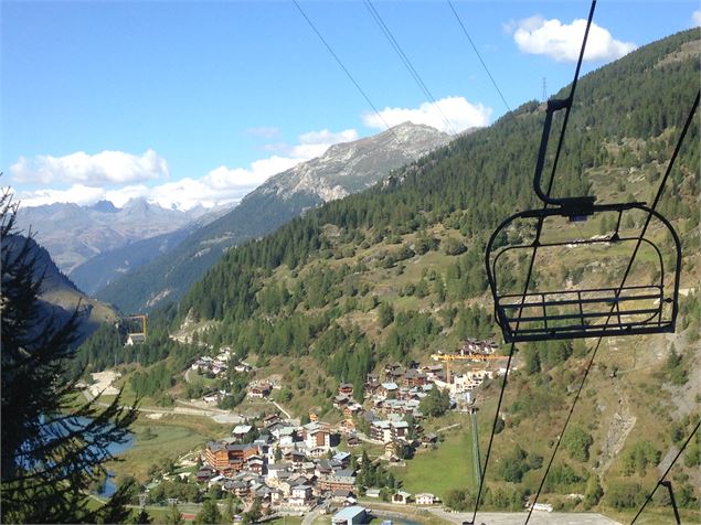 Tignes-Les Brévières : vue générale du village depuis les pistes de ski en direction des Boisses - D