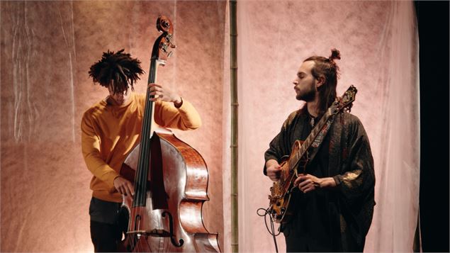 Concert Sûn Claw - Un contre-bassiste et un guitariste - ©Marc Ginot
