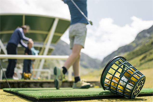 Enfant qui joue au golf dans la Vallée du Manchet à Val d'Isère - Yann Allegre