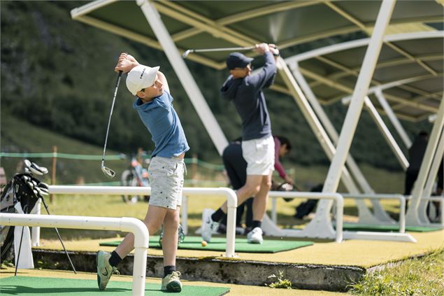Famille qui joue au golf dans la Vallée du Manchet à Val d'Isère - Yann Allegre