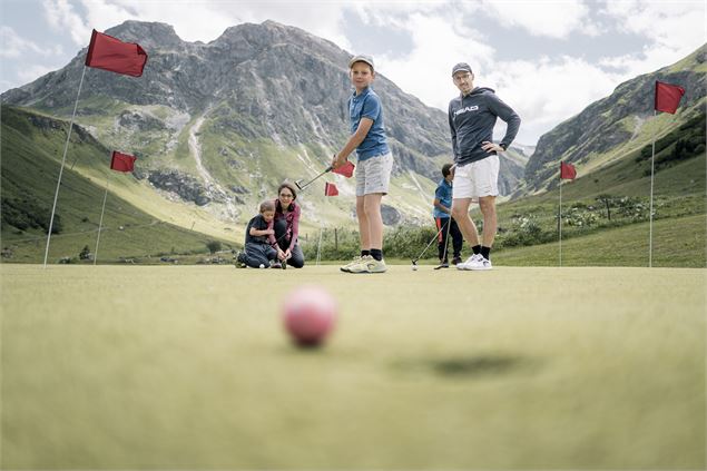 Famille qui joue au golf dans la Vallée du Manchet à Val d'Isère - Yann Allegre