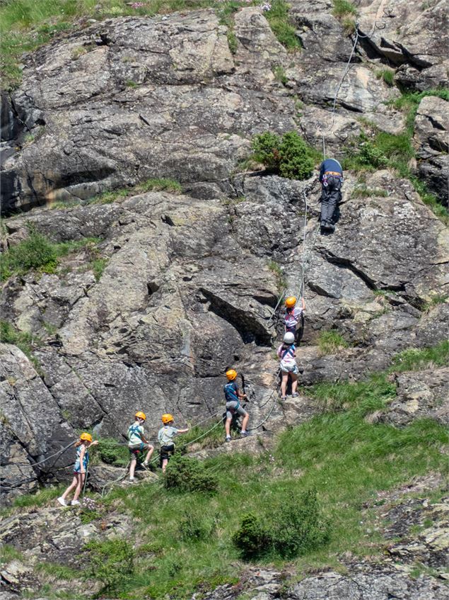 Des enfants s'initient à la via ferrata - B.Filliol - OTHMV
