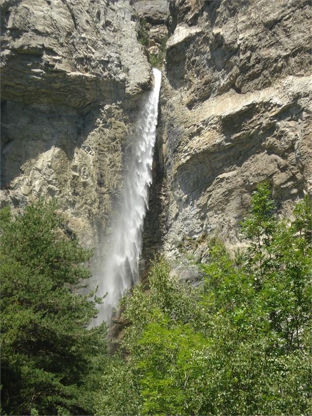 Cascade St Benoît, chute d'eau de 90 mètres - OTHMV