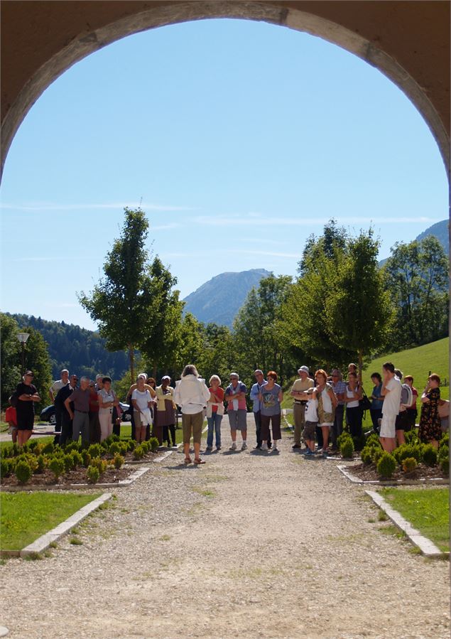 Groupe en visite guidée, vue depuis le portail d'entrée - Julie Leclerc