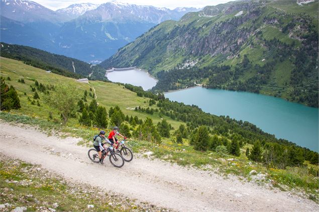 Cyclistes au-dessus des barrages d'Aussois - LVO