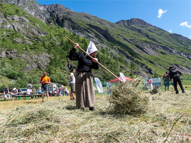 Femme en costume traditionnel qui ramasse du foin au rateau - M.Cécillon - OTHMV