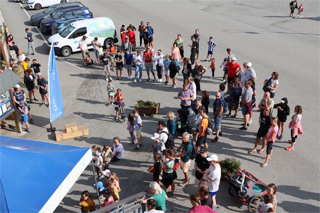 Vacanciers attendant les résultats du parcours d'orientation - Office de Tourisme de Saint Jean d'Ar
