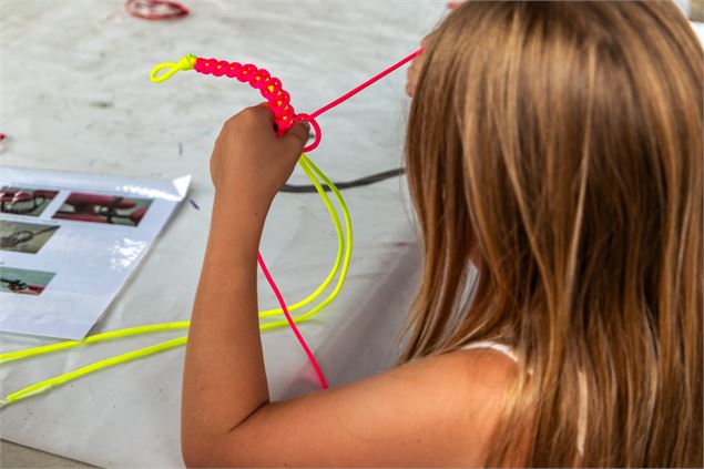 Atelier de fabrication de bracelet de survie