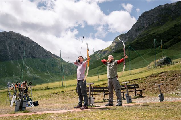 Groupe d'amis qui font du tir à l'arc à Val d'Isère - Tristan Shu