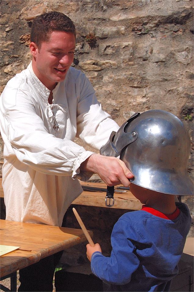 Essayage d'armes et armures au Château-fort de Trévoux - OT Ars Trévoux