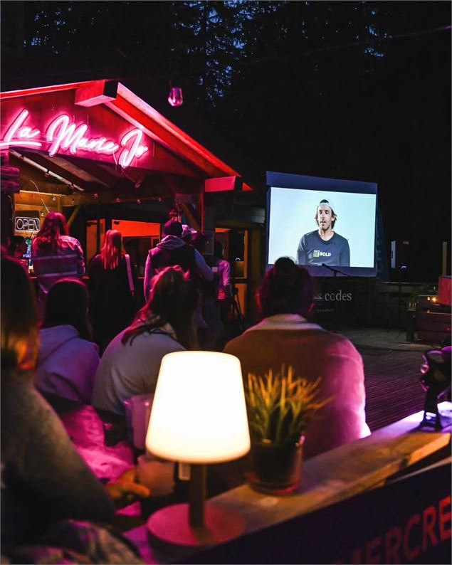Spectateurs en terrasse devant l'écran - Jason Baud