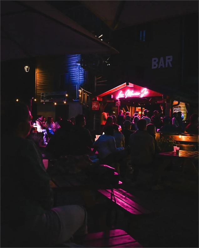 Vue de la terrasse avec restaurant en arrière plan - Jason Baud