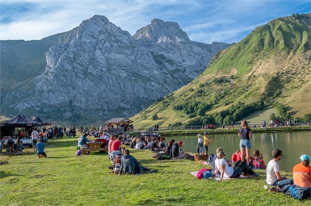 Fête, concert et repas champêtre au lac de la Cour - ©Le Grand-Bornand Tourisme