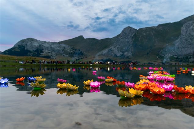 Bougies nénuphars au coucher du soleil - ©Le Grand-Bornand Tourisme