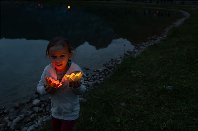 Petite fille avec des nénuphars lumineux - ©Le Grand-Bornand Tourisme