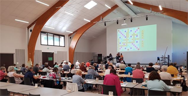 Les concurrents s'affrontent dans la salle des fêtes - OTHMV