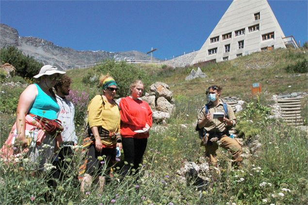 Un groupe en visite accompagnée dans le jardin - Jean-François Durand