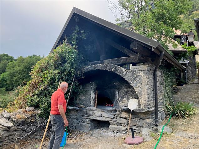 Cuisson du pain au four à bois - Pierre Wackermann