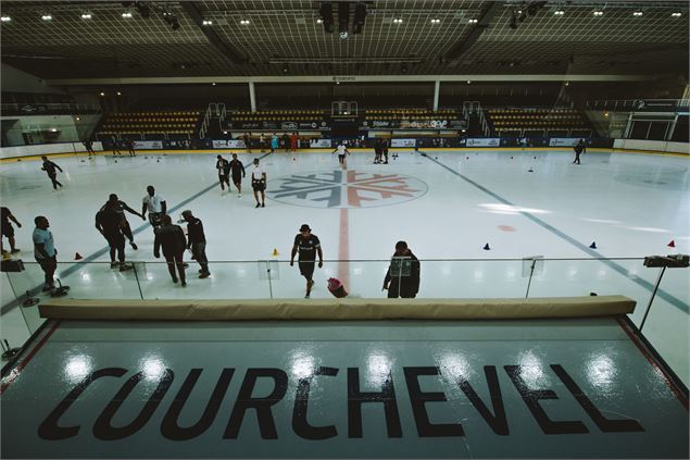 Eisstock - Courchevel 1850 - Le Forum_Courchevel - @arthurbertrand