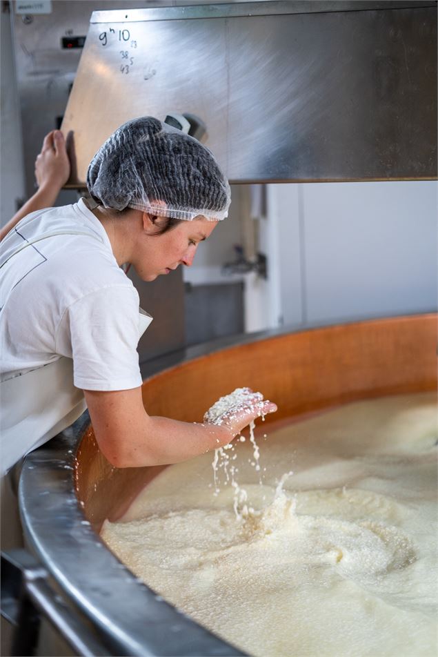 Une fromagère vérifie le grain du Beaufort - SDB