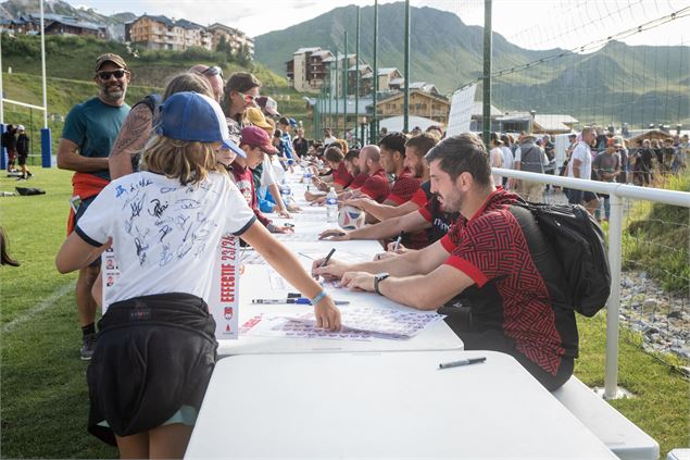 Séance de dédicaces des joueurs du LOU RUGBY - JNJ Photo