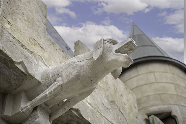 cour et gargouille du château de Chazey - CCPA