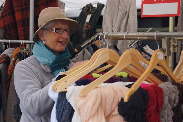Femme dans les rayons de la braderie - OTHMV