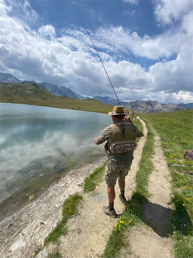 Pêche au bord du lac de l'Ouillette à Val d'Isère en été - Corentin Valençot - Val d'Isère Tourisme