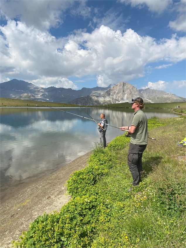 Pêche au bord du lac de l'Ouillette à Val d'Isère en été - Corentin Valençot - Val d'Isère Tourisme