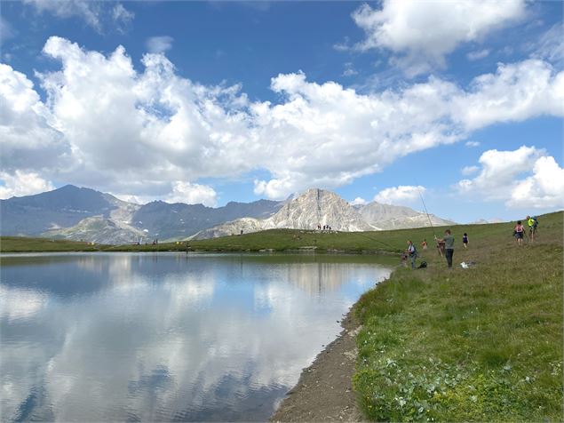 Pêche au bord du lac de l'Ouillette à Val d'Isère en été - Corentin Valençot - Val d'Isère Tourisme