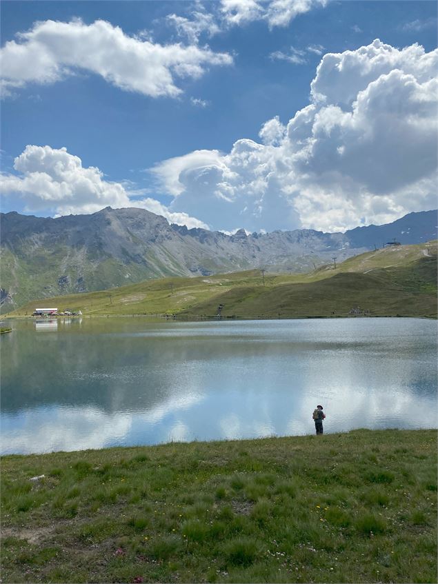 Pêche au bord du lac de l'Ouillette à Val d'Isère en été - Corentin Valençot - Val d'Isère Tourisme