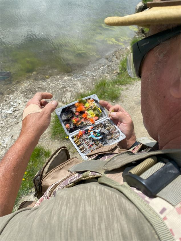 Pêche au bord du lac de l'Ouillette à Val d'Isère en été - Corentin Valençot - Val d'Isère Tourisme