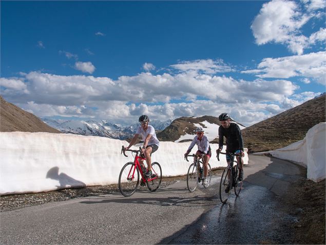 Cyclistes sur la route de Bellecombe - OTHMV