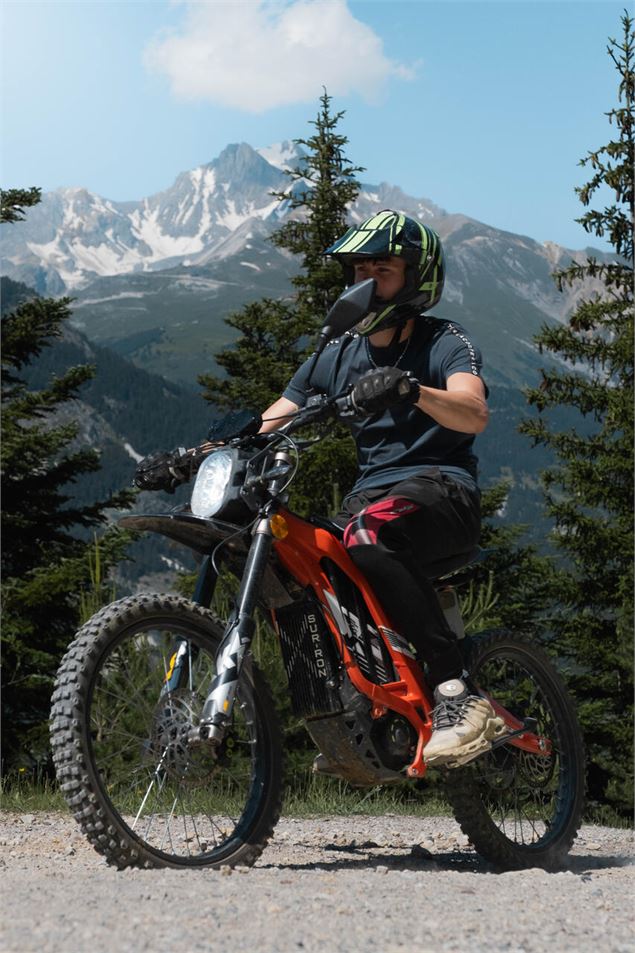 Moto électrique sur un chemin - OTHMV