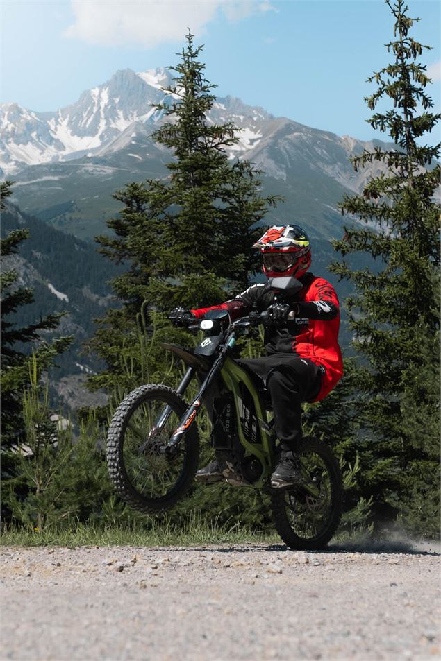 Un motard en roue arrière devant la Dent Parrachée - OTHMV