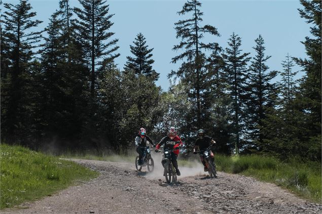 Pusieusrs motards descendent une piste de montagne - OTHMV