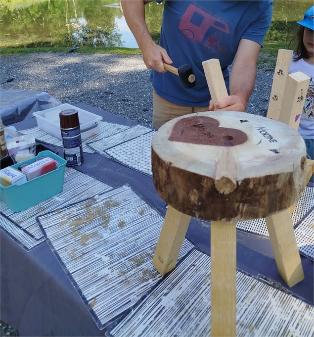 Atelier de fabrication de tabourets en famille et pass partout!_Le Corbier