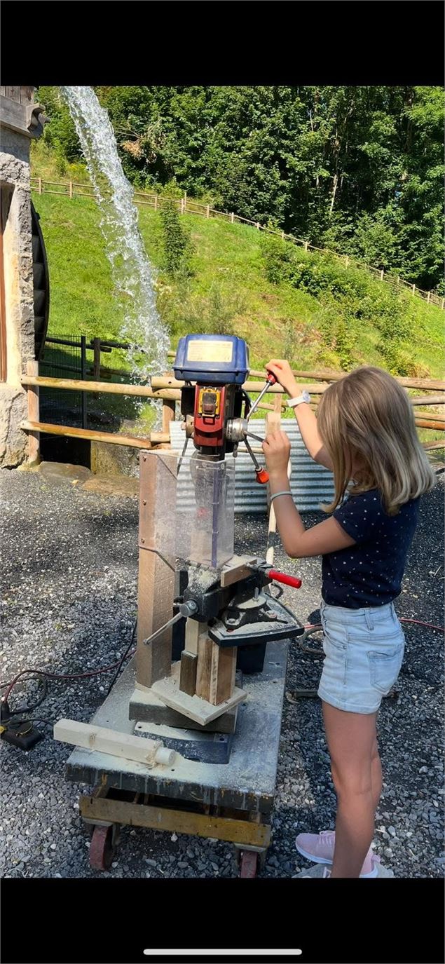 Atelier de fabrication de tabourets en famille et pass partout!_Le Corbier