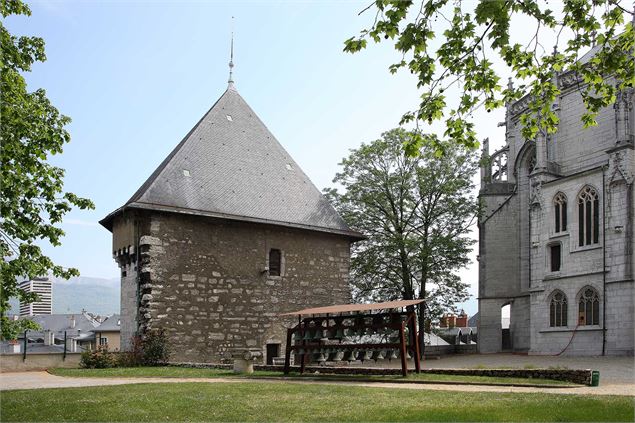 Château des ducs de Savoie à Chambéry : tour Trésorerie, carillon, Sainte-Chapelle - Département de 
