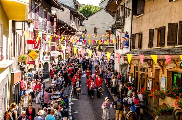 Défilés de groupes dans la rue du Mont-Blanc - Office de Tourisme du Val d'Arly