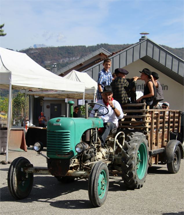 Les tracteurs - (c) les amis du vieux seynod