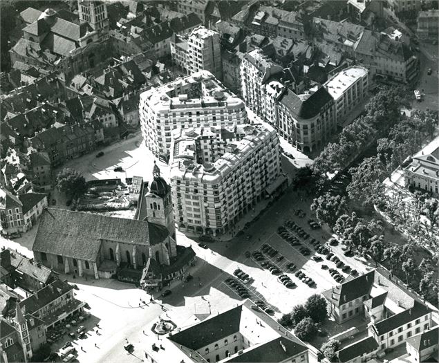 Le quartier du Lac en 1951, le dernier des immeubles en cours de construction. - Ville d'Annecy