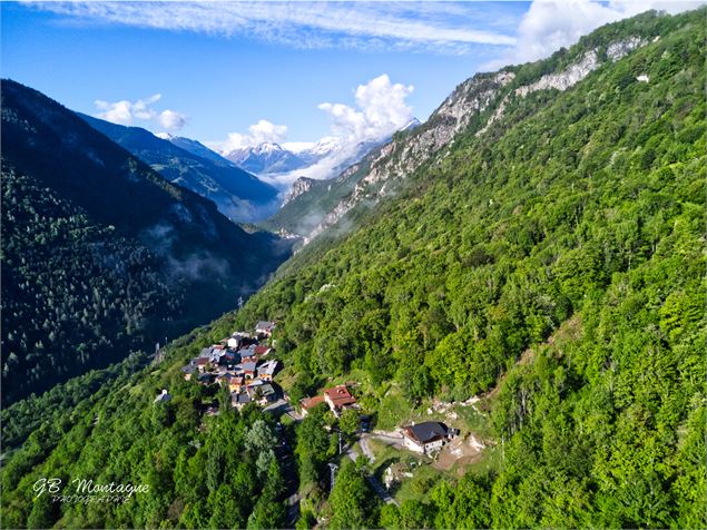 Image aérienne du village Le Villaret - Pascal LAILLÉ