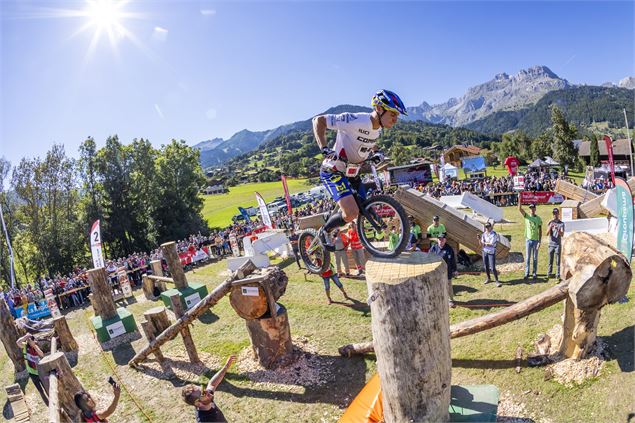 Vue du terrain avec coureur - © UCI VTMB